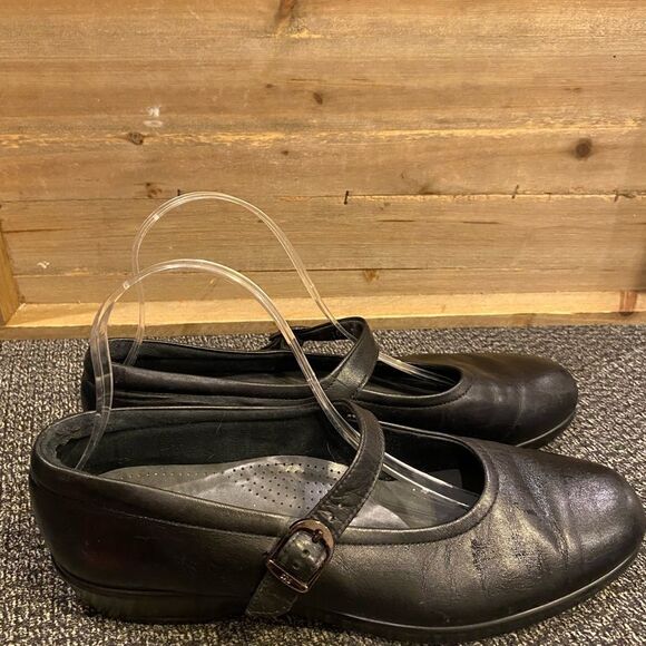SAS black leather Mary Jane Style Flats Sz 10.5 Narrow - Picture 8 of 10